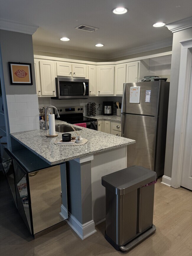 Building Photo - 490 S Barnett Shoals Rd