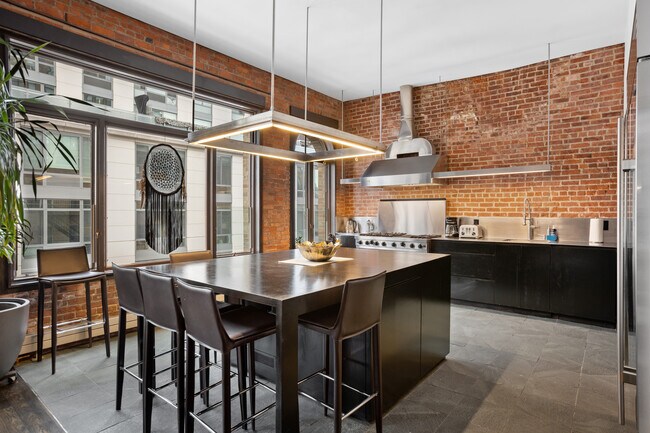 Building Photo - 525 Broome St