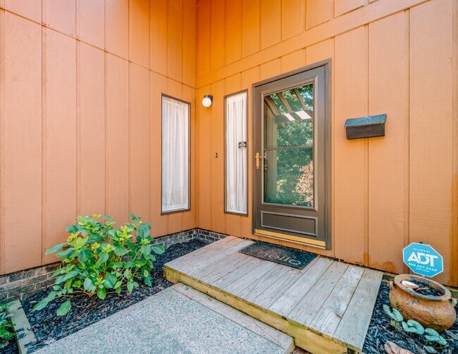 Foto del edificio - Spacious 5-Bedroom End-Unit Townhome in Reston with 3 Finished Levels, Renovated Kitchen & Fenced...