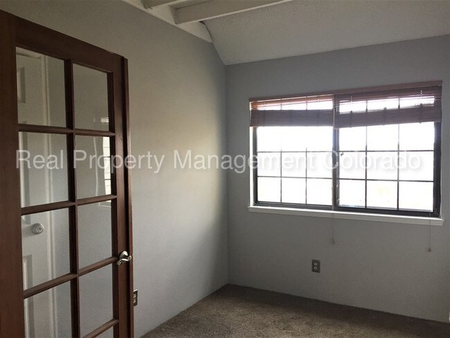 Building Photo - Lovely Condo in Glendale