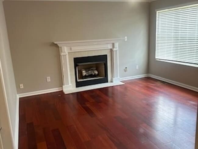 Building Photo - 4 Bedroom 3 bathroom Single Family Home in...