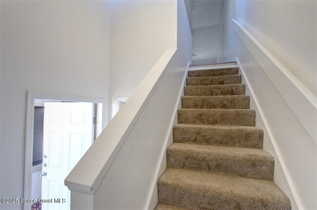 Foto del edificio - 1051 Country Club Dr