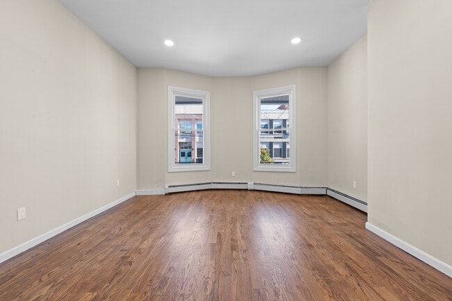 Building Photo - 460 S 6th Ave