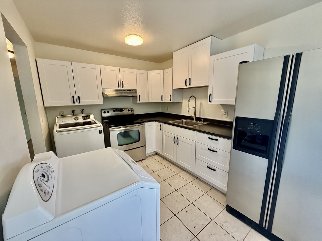 Foto principal - 768 N Redwood Rd