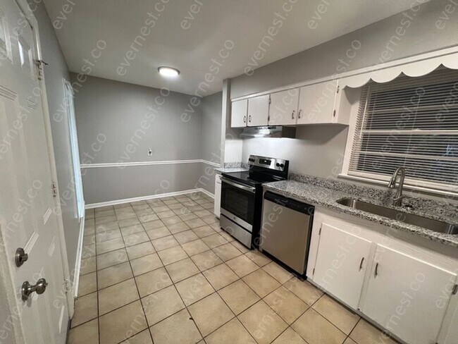 Building Photo - 727 Skyline Dr