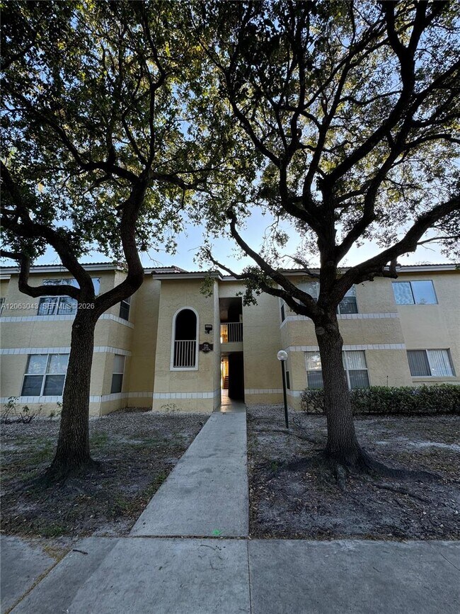 Building Photo - 731 Vista Isles Dr