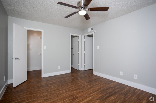 2 habitaciones, 2 baños, 900 pies cuadrados, B1C, dormitorio principal - Amber Creek Apartments