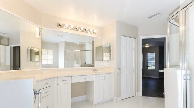 Foto del edificio - 8725 W Carol Ave