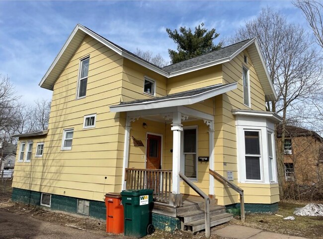 Building Photo - Nice 4 bed 2 bath with huge backyard