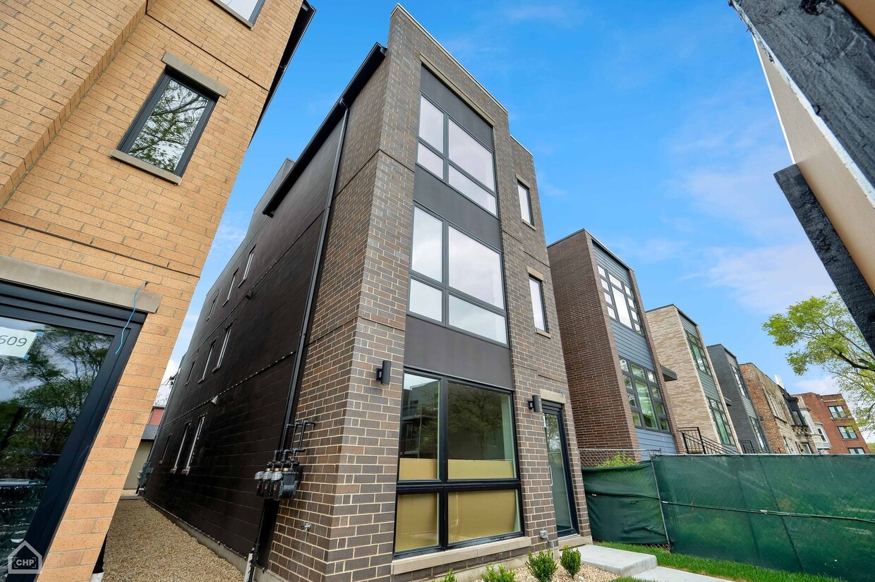 Primary Photo - 4607 S St Lawrence Ave