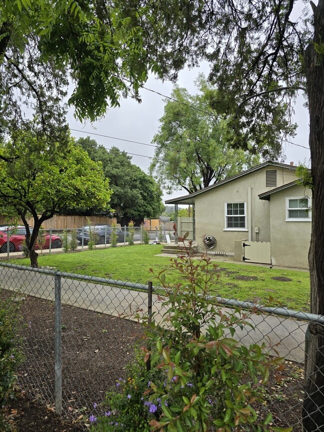 Building Photo - 421 N Acacia St