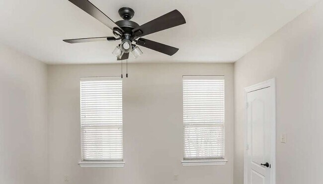Building Photo - 4217 Riverview Dr