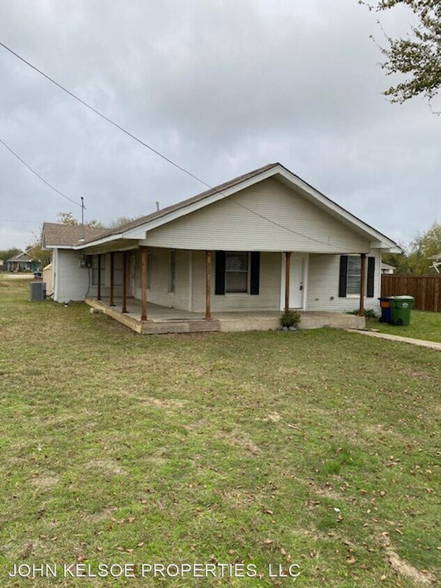 313 E Lloyd St Krum, TX 76249 Alquileres en Krum, TX