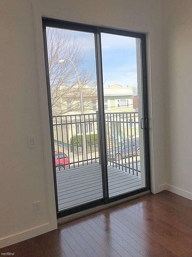 Building Photo - 2 br, 1 bath  - 7342 192nd St second floor