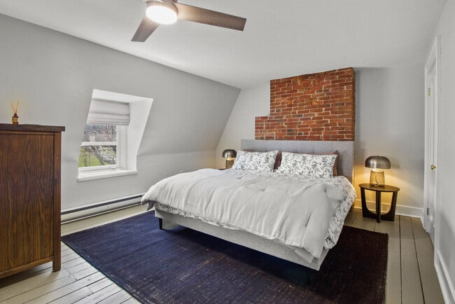 Building Photo - 2 Barnes Rd