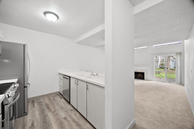 Foto del edificio - $1795.00. One-Bedroom, and a 2nd Open Loft style room that has an open wall that looks down to li...