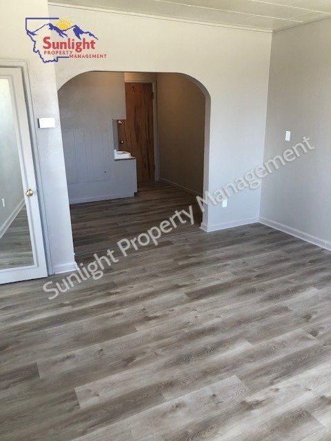 Building Photo - "Cozy 1-Bedroom Gem in Laurel's Heart - Perfect for Comfortable Living!"