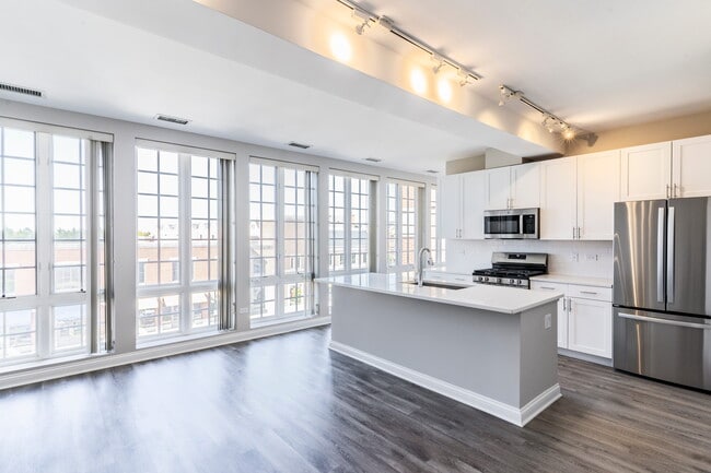 Building Photo - ALOFT at The Glen Town Center