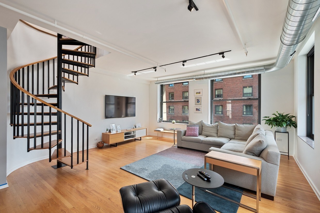 Primary Photo - 6 E Monroe St