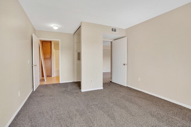 Building Photo - Sunny, spacious condo close to SDSU, shops...