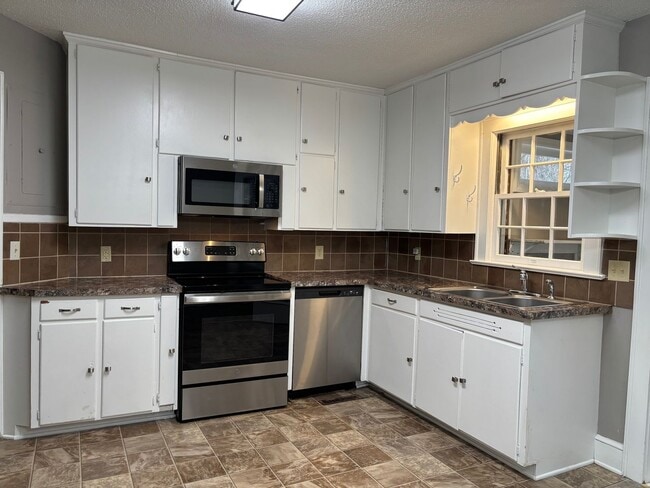 Building Photo - 3-4 bed, 2 bath with full basement in Asheboro