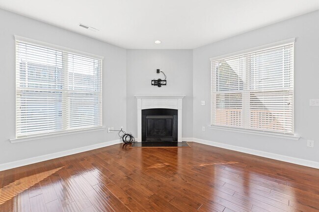 Building Photo - Bright & Spacious End-Unit Townhome in Flo...