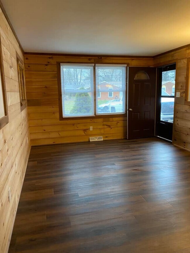 Building Photo - 3015 Wedgewood Dr
