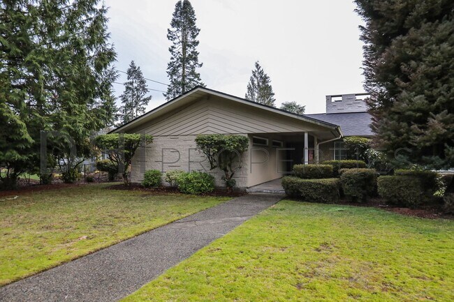 Foto del edificio - SPACIOUS MIDCENTURY HOME IN LONGVIEW'S CASCADE WAY NEIGHBORHOOD FOR RENT