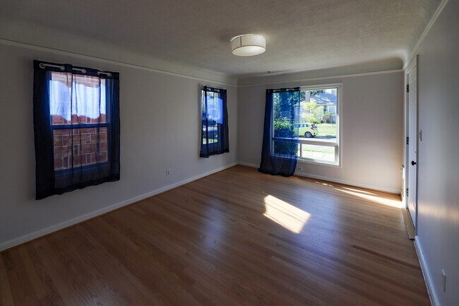 Main room - 714 NE 53rd Ave