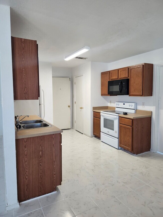 Foto del edificio - 4305 Hank Dr