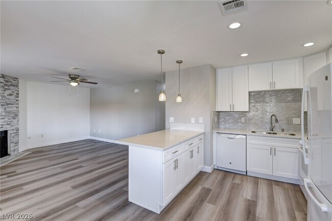 Foto del edificio - 853 Rock Springs Dr