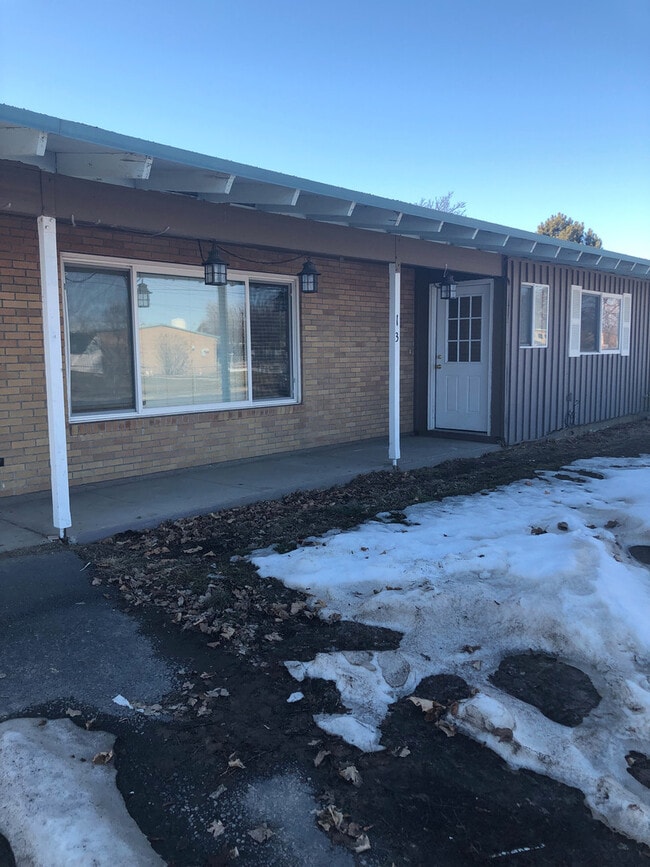 Building Photo - 3 Bedromm, 2 Bathroom Duplex!