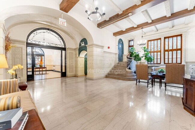 Foto del edificio - 1765 E 55th St