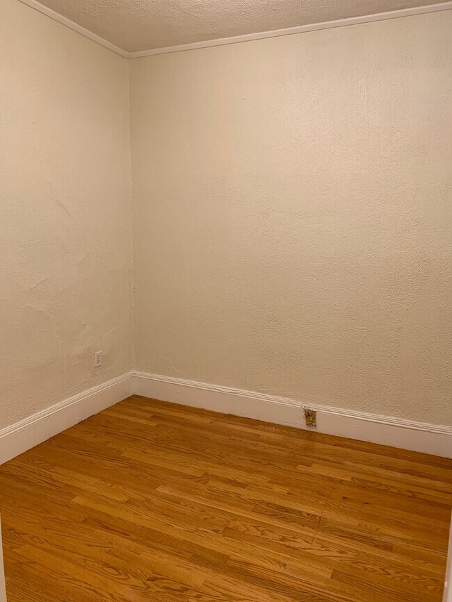 Building Photo - 136 Hemenway St