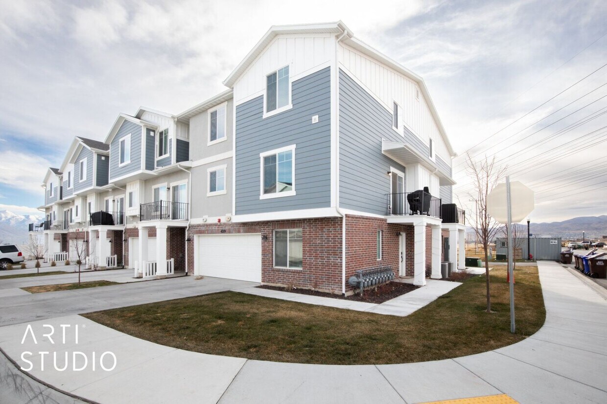 Primary Photo - **Move-in Special** t Beautiful Townhome i...