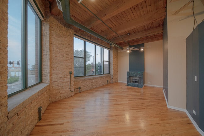 Building Photo - 2222 W Diversey Ave
