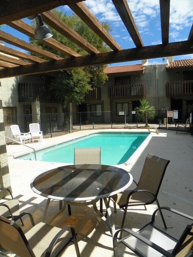 Foto del edificio - Townhome - newly remodeled kitchen - priva...