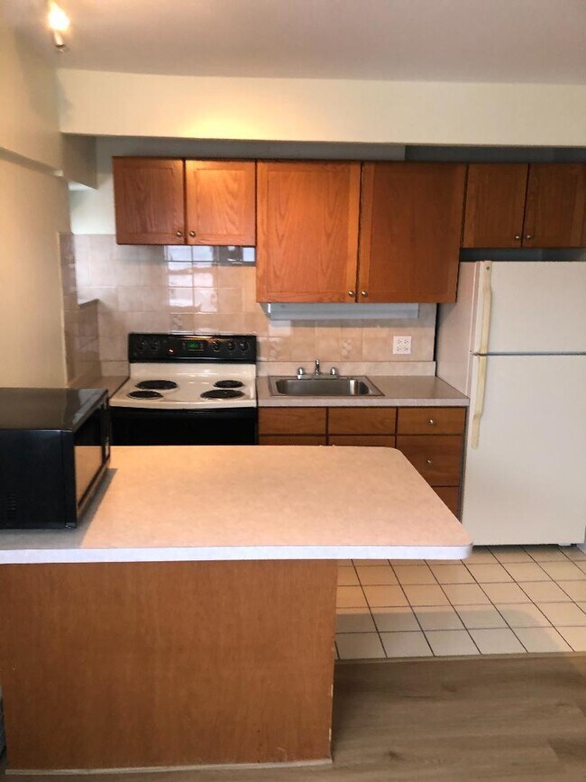 Building Photo - 4960 N Marine Dr