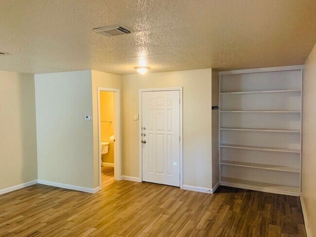 Foto del edificio - **MOVE IN SPECIAL** MINUTES FROM MED CENTE...