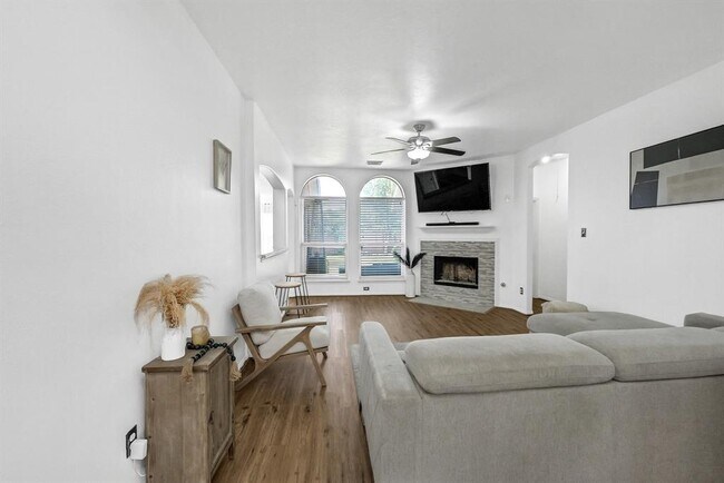 Building Photo - 11808 White Water Bay Dr