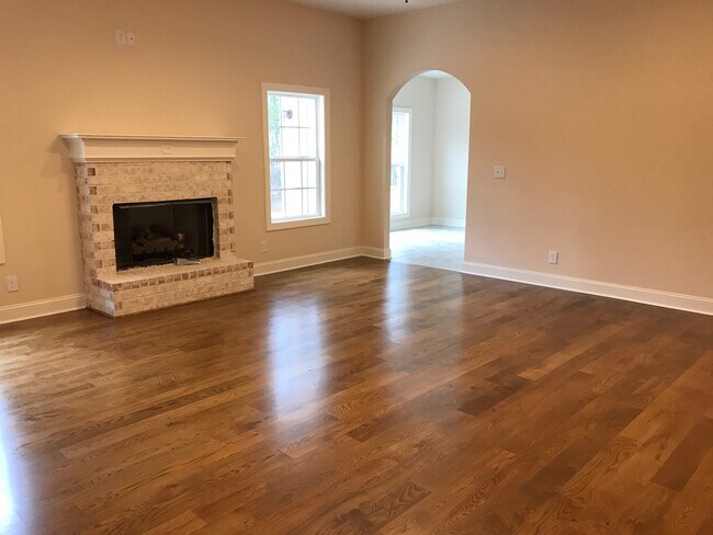 Foto del edificio - Available Now!