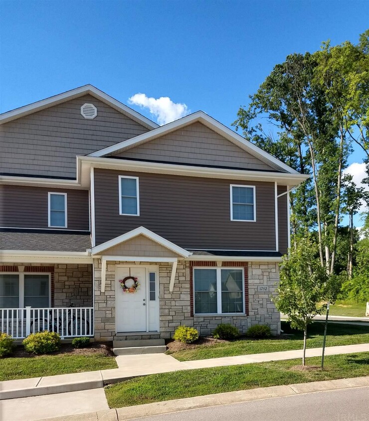 Primary Photo - 1752 W Countryside Ln