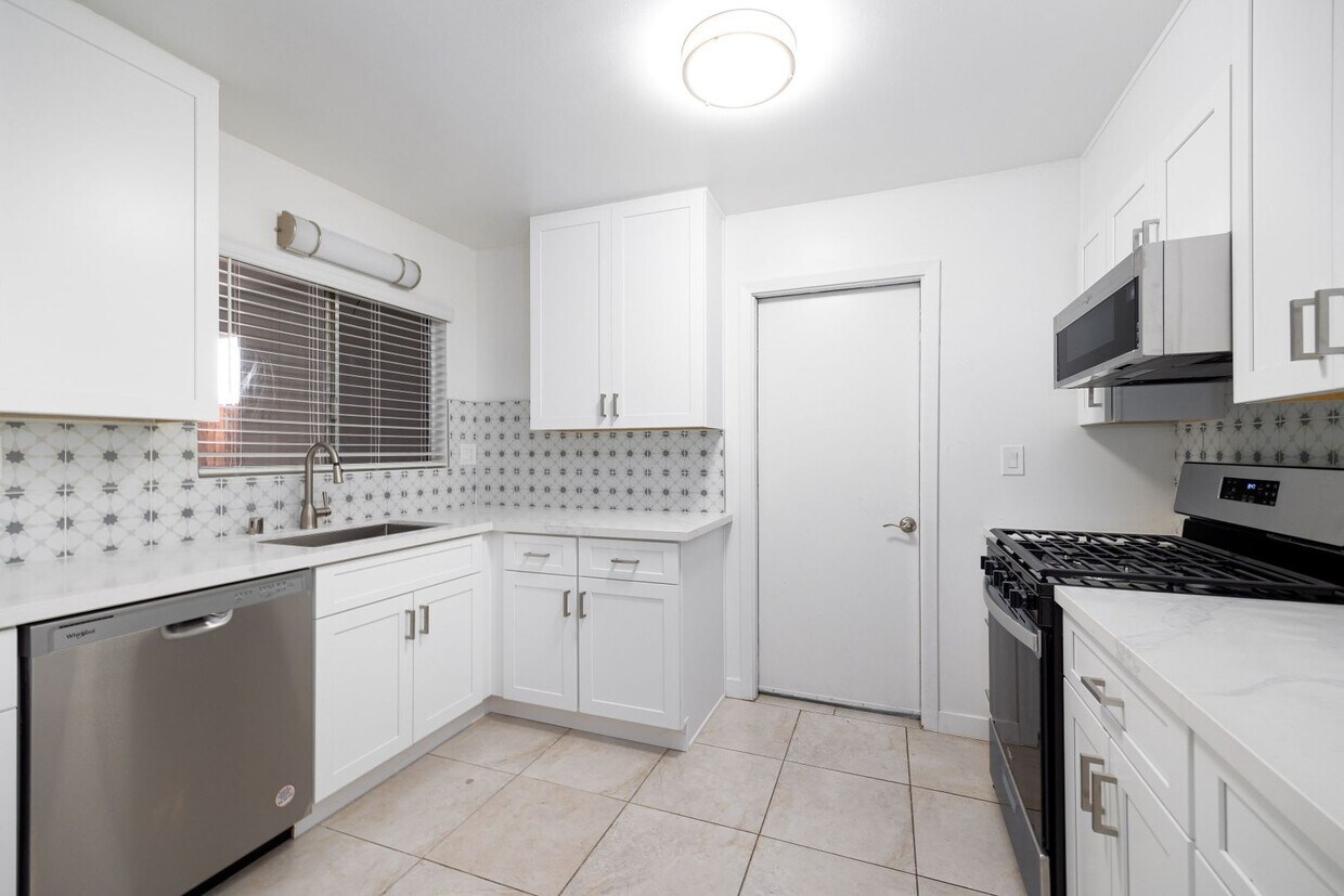 Foto principal - Huge 4 Bedroom 3 Bath House - Completely R...