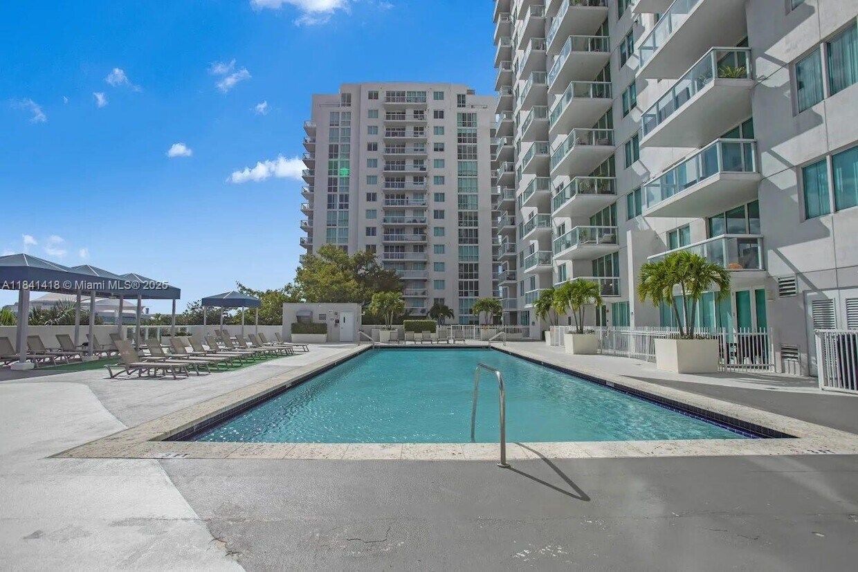 Foto del edificio - 1861 NW South River Dr