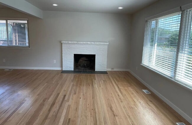 Building Photo - Spacious 4 bd 2.5 ba Beacon Hill Home with Private Yard