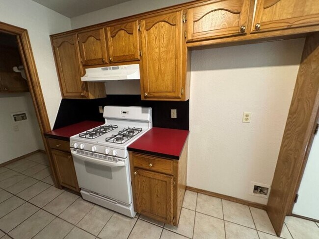 Building Photo - 4 bed 2story, 2 full baths, fenced yard, i...