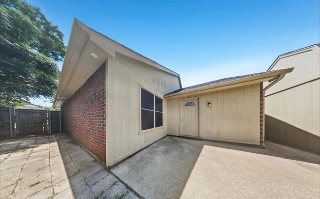 Building Photo - 702 Woodcrest Dr