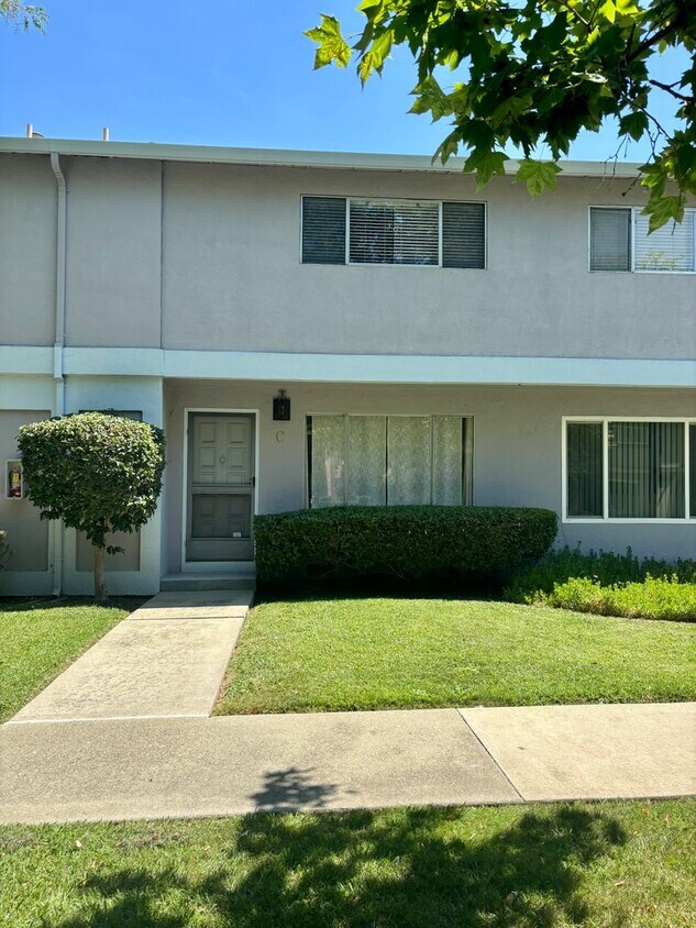 Foto principal - Light and Bright Townhouse in Sought-After...