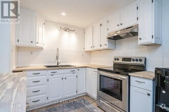 Building Photo - 561-561 Tiny Beaches Rd S