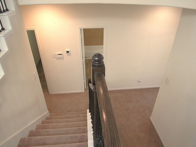 Building Photo - Conveniently located townhome in gated com...